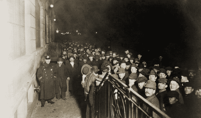 Crowd of men outside the Municipal Lodging House, 1914.